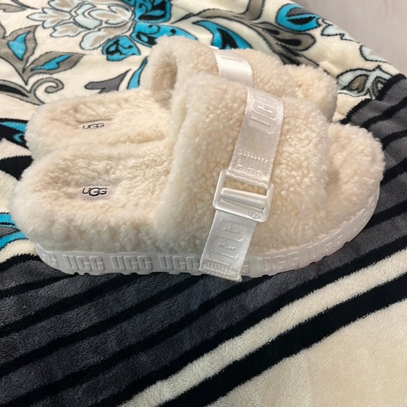 Ugg platform slides - Picture 1 of 1